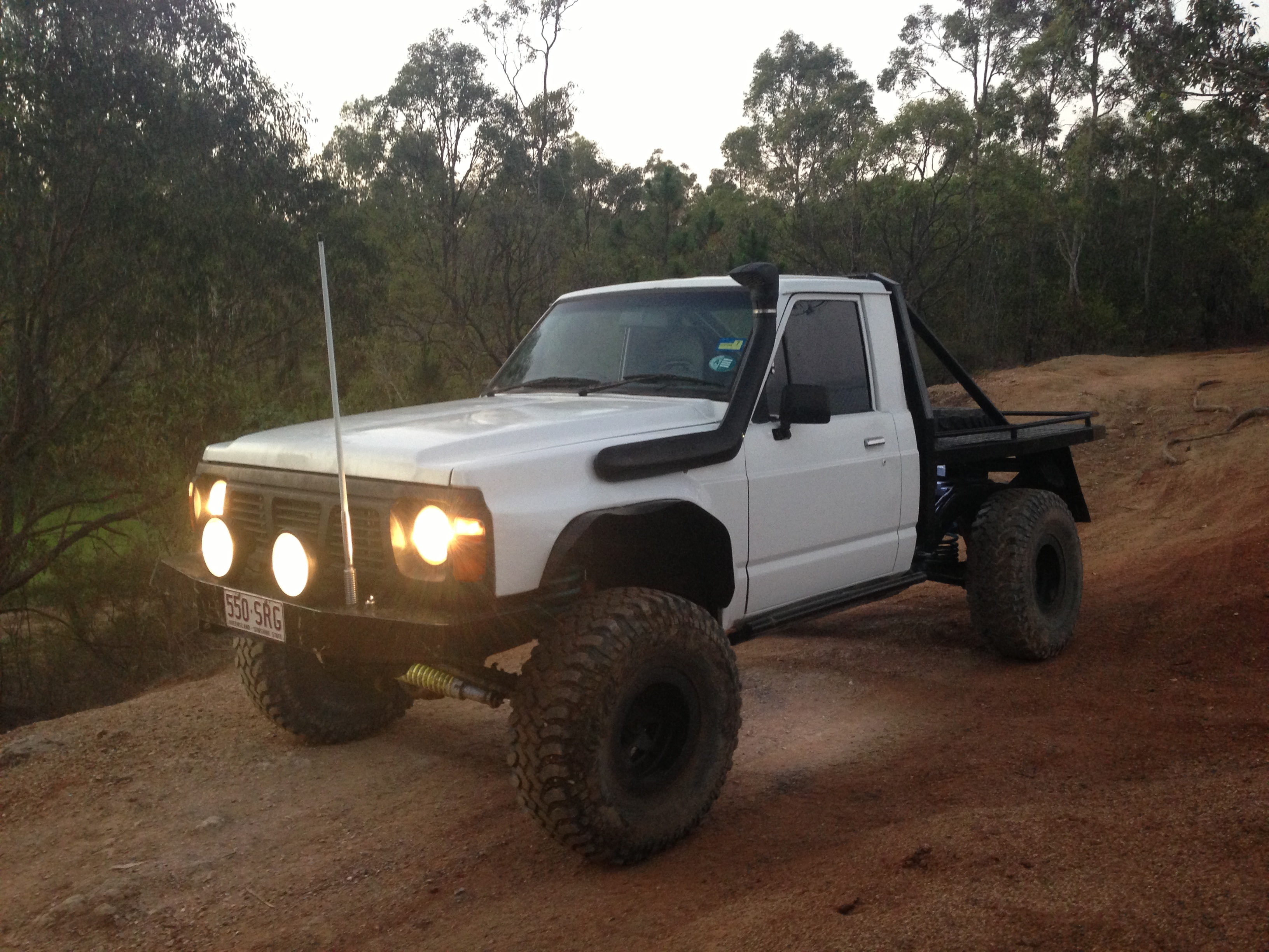 nissan patrol pickup 1990