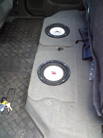 toyota hilux subwoofer