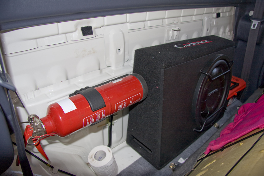 toyota hilux subwoofer